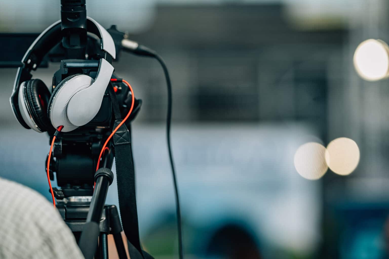 Kamera auf Stativ an einem Filmset