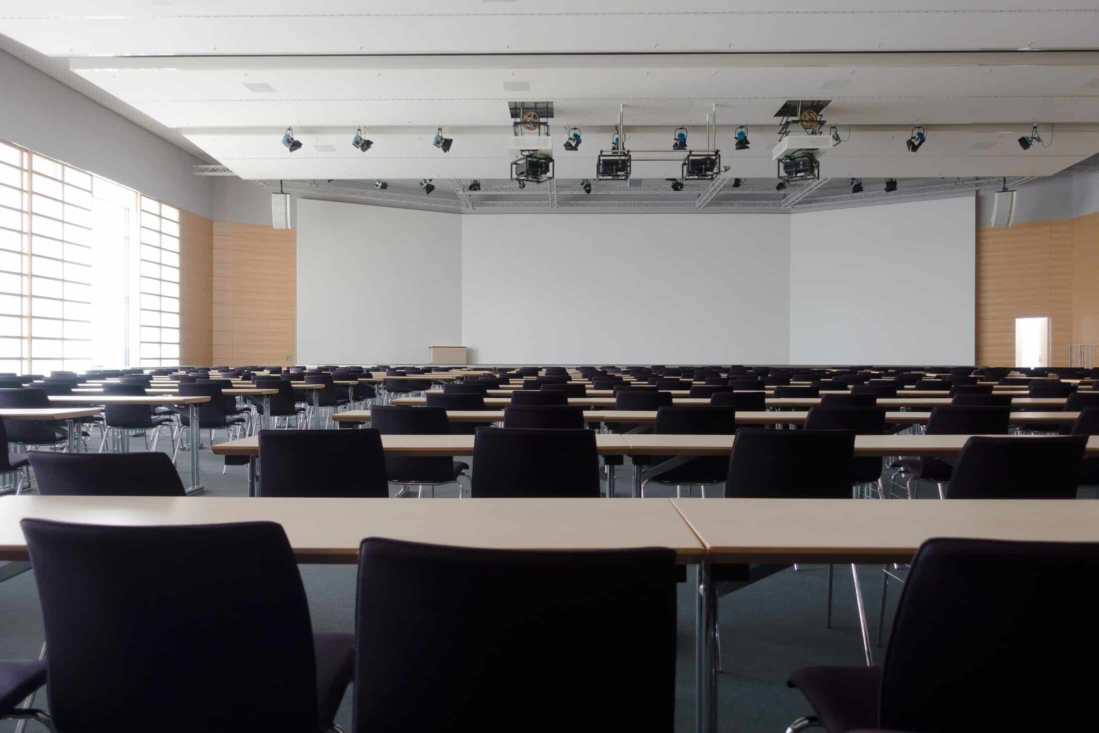 Großer, leerer Konferenzsaal