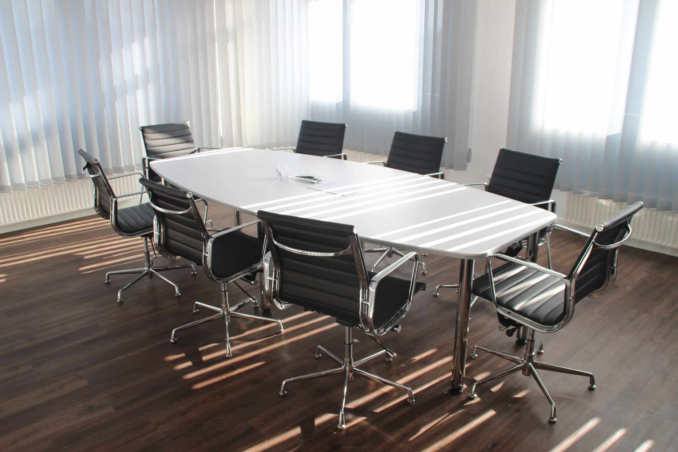 Tisch in einem Konferenzraum